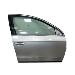 VW Passat B6 kombi r.v. 2007 stříbrná metalíza kód barvy LA7W pravé přední dveře